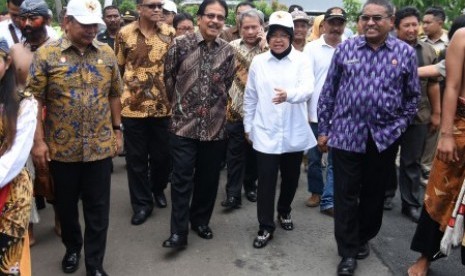 Menteri Agraria dan Tata Ruang/Kepala BPN Sofyan Djalil (ketiga kiri) berbincang dengan Wali Kota Surabaya Tri Rismaharini (kedua dari kiri) ketika menghadiri program Sertifikatkan Surabaya di Balai Pertemuan RW 02 Kelurahan Made, Surabaya, Jawa Timur, Sen