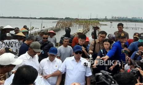 Menteri Agraria dan Tata Ruang/Badan Pertanahan Nasional (ART/BPN) Nusron Wahid meninjau pagar laut di perairan Paljaya Kabupaten Bekasi, Jawa Barat, Selasa (4/2/2025).