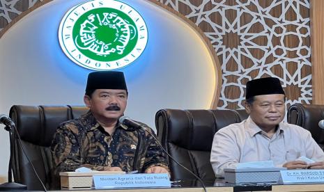 Menteri Agraria dan Tata Ruang/Badan Pertanahan Nasional (ATR/BPN) Hadi Tjahjanto didampingi Wakil Menteri, Raja Juli Antoni, berkunjung ke Majelis Ulama Indonesia (MUI) dalam rangka penandatanganan nota kesepahaman (MoU) di Gedung MUI, Jl Proklamasari, Jakarta Pusat, Selasa 4 April 2023. 