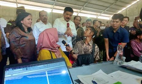   Menteri Agraria dan Tata Ruang/Badan Pertanahan Nasional (ATR/BPN), Hadi Tjahjanto, berdialog dengan warga penerima uang ganti kerugian (UGK), saat meninjau proses Pemberian Uang Ganti Kerugian dan Pelepasan Hak Atas Tanah Tahap II untuk Pembangunan Jalan Tol Bawen-Yogya, di Balai Desa Kandangan, Kecamatan Bawen, Kabupaten Semarang, Rabu (10/5/2023).