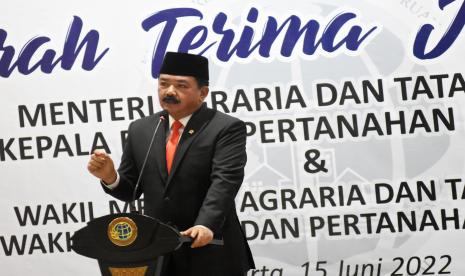 Menteri Agraria dan Tata Ruang/Kepala Badan Pertanahan Nasional Hadi Tjahjanto memberikan sambutan pada acara serah terima jabatan dengan pejabat lama Sofyan Djalil di Gedung Kementerian ATR/BPN, Jakarta, Rabu (15/6/2022). Presiden memerintahkan Hadi Tjahjanto untuk menuntaskan persoalan dalam penyediaan lahan untuk pembangunan di Ibu Kota Negara (IKN) Nusantara Kalimantan Timur, sengketa lahan di masyarakat dan meningkatkan penyaluran jumlah sertifikat tanah ke masyarakat. 