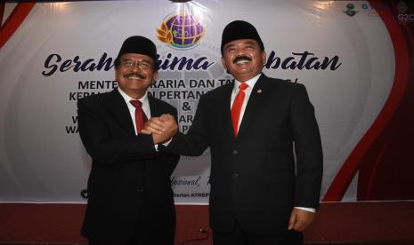 Menteri Agraria dan Tata Ruang/Kepala Badan Pertanahan Nasional Hadi Tjahjanto (kanan) bersalaman dengan pejabat lama Sofyan Djalil (kiri) seusai mengikuti acara serah terima jabatan di Gedung Kementerian ATR/BPN, Jakarta, Rabu (15/6/2022). Presiden memerintahkan Hadi Tjahjanto untuk menuntaskan persoalan dalam penyediaan lahan untuk pembangunan di Ibu Kota Negara (IKN) Nusantara Kalimantan Timur, sengketa lahan di masyarakat dan meningkatkan penyaluran jumlah sertifikat tanah ke masyarakat. 