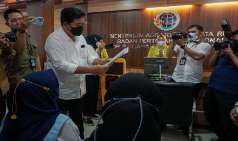 Reforma Agraria Gerakkan Sektor UMKM. Foto:   Menteri Agraria dan Tata Ruang/Kepala Badan Pertanahan Nasional, Hadi Tjahjanto (ketiga kiri) berbincang dengan warga saat meninjau pelayanan kepengurusan pertanahan di Kantor Pertanahan Kabupaten Pemalang, Jawa Tengah, Rabu (22/6/2022). Dalam kunjungan itu, Menteri ATR Hadi Tjahjanto melakukan sidak pelayanan Pendaftaran Tanah Sistematis Lengkap (PTSL) di Kantor Pertanahan Kabupaten Pemalang dan menghimbau kepada masyarakat apabila mengurus sertifikat tanah atau balik nama agar diurus sendiri sesuai data KTP atau berkas yang ada. 