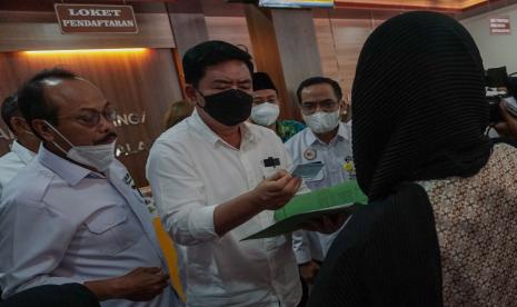 Menteri Agraria dan Tata Ruang/Kepala Badan Pertanahan Nasional, Hadi Tjahjanto (tengah) berbincang dengan warga saat meninjau pelayanan kepengurusan pertanahan di Kantor Pertanahan Kabupaten Pemalang, Jawa Tengah, Rabu (22/6/2022). Dalam kunjungan itu, Menteri ATR Hadi Tjahjanto melakukan sidak pelayanan Pendaftaran Tanah Sistematis Lengkap (PTSL) di Kantor Pertanahan Kabupaten Pemalang dan menghimbau kepada masyarakat apabila mengurus sertifikat tanah atau balik nama agar diurus sendiri sesuai data KTP atau berkas yang ada. 