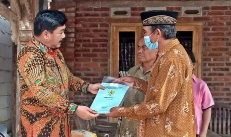  Menteri Agraria dan Tata Ruang/Kepala Badan Pertanahan Nasional (ATR/BPN), Hadi Tjahjanto, menyerahkan sertifikat tanah Program Konsolidasi Tanah oleh Pemerintah, kepada warga Desa Penawangan, Kecamatan Pringapus, Kabupaten Semarang, Jawa Tengah, Senin (12/12).