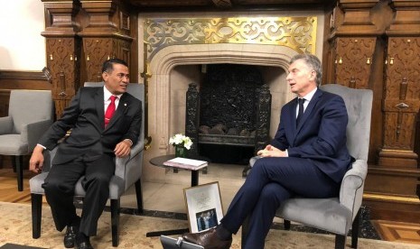 Menteri Amran Sulaiman berbincang dengan Presiden Argentina Mauricio Macri di Istana Kepresidenan Buenos Aires Argentina