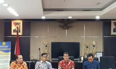 Menteri Amran Sulaiman dan Dirjen Peternakan dan Keswan I Ketut Diarmita memimpin rapat satgas pangan di kantor Kementan Jakarta