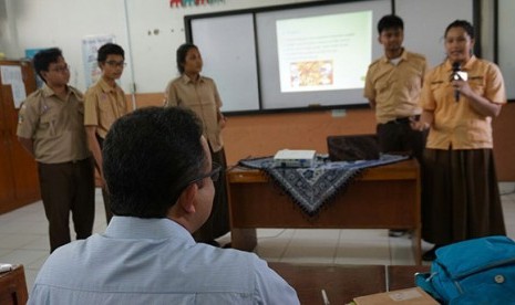 Menteri Anies Baswedan di depan para siswa