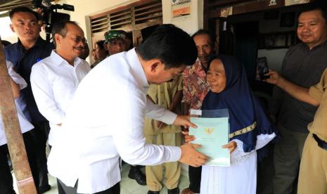 Menteri ATR / BPN menyerahkan 135 Sertifikat Hak Milik yang diserahkan secara door to door kepada sembilan perwakilan masyarakat.