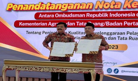 Menteri ATR/BPN Hadi Tjahjanto dengan Ketua Ombudsman RI Mokhamad Najih di Aula Prona Kementerian ATR/BPN. Penandatanganan Nota Kesepahaman tersebut terkait dengan Peningkatan Kualitas Penyelenggaraan Pelayanan Publik di Bidang Agraria dan Tata Ruang. 