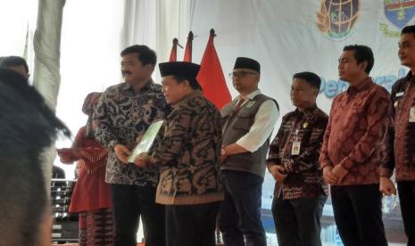 Menteri ATR/BPN Hadi Tjahjanto menghadiri acara Panen Raya Sertifikat PTSL di Candi Muaro Jambi untuk menyerahkan sertipikat hak pakai Candi Muaro Jambi seluas 97,2 hektare.