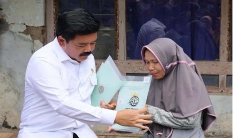 ATR/BPN Minister Hadi Tjahjanto when handing over land certificates to citizens.