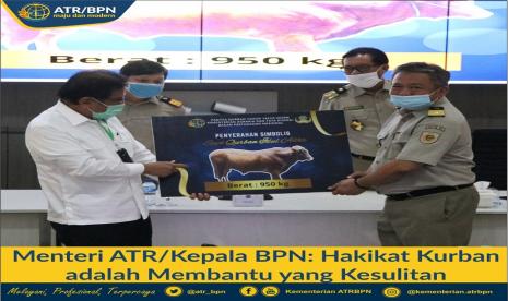 Menteri ATR/Kepala BPN, Sofyan A Djalil menyerahkan secara simbolis hewan kurban kepada Laznas Dewan Dakwah di Ruang PTSL, Lt.1 Kementerian ATR/BPN, Senin (3/8). Pada sambutannya, Menteri ATR/Kepala BPN berpesan bahwa perayaan Iduladha agar menjadikan untuk membantu sesama.