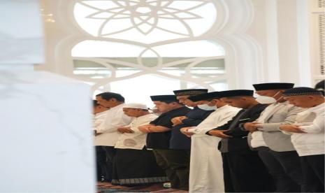 Menteri Badan Usaha Milik (BUMN) Erick Thohir melakukan shalat Idul Fitri di Masjid At-Thohir, Cimanggis, Depok, Jawa Barat, Senin (2/5/2022).