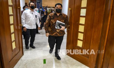 Menteri Badan Usaha Milik Negara (BUMN) Erick Thohir berjalan memasuki ruangan saat akan mengikuti rapat kerja dengan Komisi VI DPR di Kompleks Parlemen, Senayan, Jakarta, Senin (30/11/2020). Rapat tersebut membahas permasalahan Asuransi Jiwasraya, road map BUMN serta restrukturisasi BUMN. 