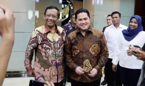 Menteri Badan Usaha Milik Negara (BUMN), Erick Thohir bersama Menteri Koordinator Bidang Politik, Hukum dan Keamanan (Kemenko Polhukam), Mahfud MD.