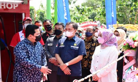 Menteri Badan Usaha Milik Negara (BUMN), Erick Thohir bersama Kepala BPH Migas M. Fanshurullah Asa Dirut Pertamina, Nicke Widyawati Anggota Wantimpres, Habib Luthfi Bin Ali Bin Yahya meresmikan Pertashop milik Pondok Pesantren (Ponpes) Nurul Qur’an di Desa Surusunda, Kecamatan Karangpucung, Kabupaten Cilacap, Ahad (11/4).