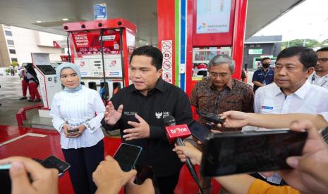 Menteri Badan Usaha Milik Negara (BUMN) Erick Thohir bersama Dirut Pertamina Nicke Widyawati saat meninjau SPBU Pertamina 31.128.02 Jalan MT Haryono, Jakarta Selatan, Selasa (3/1/2022). Erick mengumumkan penyesuaian harga jual produk-produk BBM nonsubsidi atau jenis bahan bakar umum (JBU) milik PT Pertamina (Persero).