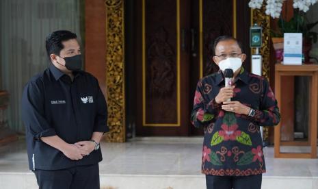 Menteri Badan Usaha Milik Negara (BUMN) Erick Thohir dan Gubernur Bali Wayan Koster melakukan konferensi pers di Denpasar, Selasa (5/10) terkait kesiapan Bali membuka pintu internasional pada 14 Oktober 2021. 