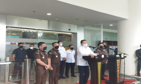 Menteri Badan Usaha Milik Negara (BUMN) Erick Thohir (kanan) dan Jaksa Agung ST Burhanuddin (kiri) saat jumpa pers soal dugaan korupsi PT Garuda Indonesia (Persero) di kantor Kejaksaan Agung (Kejagung) pada Selasa (10/1/2022).