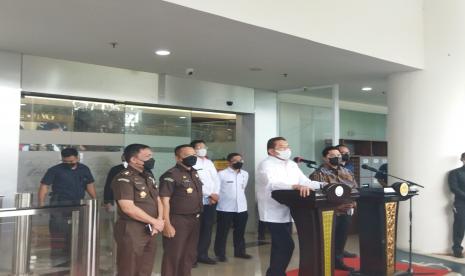 Menteri Badan Usaha Milik Negara (BUMN) Erick Thohir (kanan) dan Jaksa Agung ST Burhanuddin (kiri). Kolaborasi Kementerian BUMN dan Kejaksaan Agung dalam rangka bersih bersih BUMN terus menuai sambutan positif. Sekretaris Umum Pimpinan Pusat (PP) Muhammadiyah, Prof Abdul Mu'ti, menyambut baik prakarsa kolaborasi tersebut. 