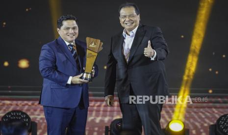 Menteri Badan Usaha Milik Negara (BUMN) Erick Thohir (kiri) menerima penghargaan Minister Of The Year dari Founder and Chairman CT Corp Chairul Tanjung (kanan) pada CNBC Indonesia Awards 2022 di Jakarta, Senin (12/12/2022).