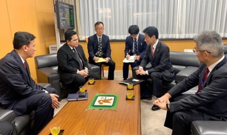 Menteri Badan Usaha Milik Negara (BUMN) Erick Thohir melakukan pertemuan dengan Yasutoshi Nishimura, Menteri Negara Urusan Ekonomi dan Fiskal Jepang, di sela kunjungan kerjanya ke Tokyo. 