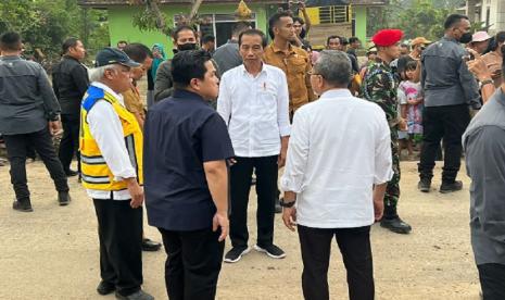 Menteri Badan Usaha Milik Negara (BUMN) Erick Thohir mendampingi Presiden Joko Widodo (Jokowi) ke Lampung pada Jumat (5/5/2023).