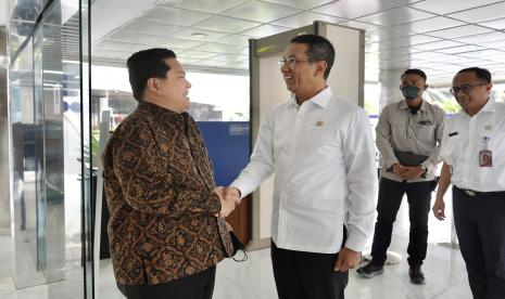 Menteri Badan Usaha Milik Negara (BUMN) Erick Thohir, menerima kunjungan Penjabat (Pj) Gubernur DKI Jakarta Heru Budi Hartono di kantor Kementerian BUMN, Jakarta, Rabu (19/10/2022) pagi.