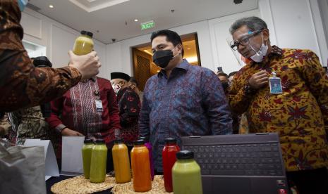 Menteri Badan Usaha Milik Negara (BUMN) Erick Thohir mengamati salah satu produk yang dipamerkan dalam peluncuran program PaDi UMKM, Bela Pengadaan dan Laman UKM di Plaza Mandiri, Jakarta