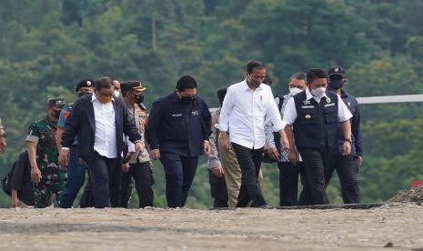 Menteri Badan Usaha Milik Negara (BUMN) Erick Thohir mengatakan BUMN berkomitmen penuh dalam melakukan akselerasi proyek hilirisasi batu bara menjadi dimetil eter (DME) atau gasifikasi batu bara. Hal ini disampaikan Erick saat mendampingi Presiden Joko Widodo (Jokowi) melakukan groundbreaking proyek gasifikasi batu bara di Kabupaten Muara Enim, Sumatera Selatan, Senin (24/1/2022).