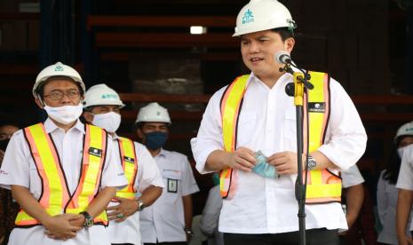 Menteri Badan Usaha Milik Negara (BUMN) Erick Thohir meninjau proses distribusi penyaluran bantuan sembako di komplek pergudangan PT Bhanda Ghara Reksa (Persero) Divre DKI Jakarta pada Jumat (15/5).