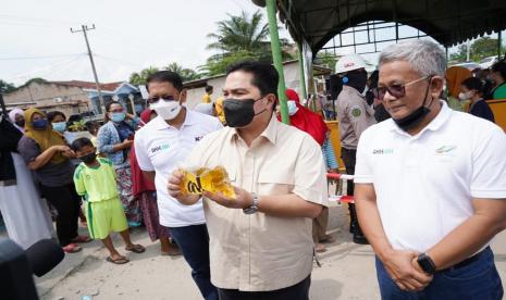 Menteri Badan Usaha Milik Negara (BUMN) Erick Thohir  mendorong pengembangan Pelabuhan Kuala Tanjung melalui sinergi antara PT Pelabuhan Indonesia (Persero), PT Perkebunan Nusantara III (Persero) atau PTPN III, dan PT Kereta Api Indonesia (Persero) atau KAI.   Tampak Erick ketika meninjau operasi pasar tambahan yang dilakukan PPTN di Kuala Tanjung, Sumatera Utara, Sabtu (8/1).