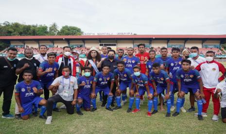 Menteri Badan Usaha Milik Negara (BUMN) Erick Thohir menyaksikan pertandingan sepakbola PON XX Papua 2021 antara tuan rumah, Papua, melawan Nusa Tenggara Timur (NTT) di Stadion Mandala, Jayapura, Papua, Ahad (3/10).