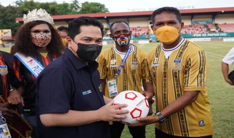 Menteri Badan Usaha Milik Negara (BUMN) Erick Thohir menyaksikan pertandingan sepakbola PON XX Papua 2021 antara tuan rumah, Papua, melawan Nusa Tenggara Timur (NTT) di Stadion Mandala, Jayapura, Papua, Ahad (3/10).