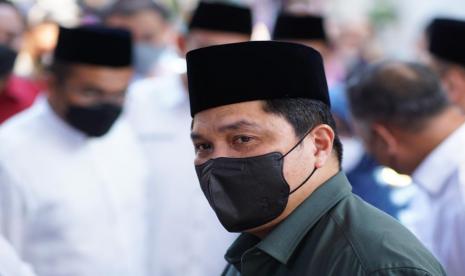  Survei: Publik Dukung Erick Thohir Bersih-Bersih BUMN. Foto:  Menteri Badan Usaha Milik Negara (BUMN) Erick Thohir menyalurkan ratusan ekor sapi kurban bagi masyarakat Jawa Timur. Simbolis penyerahan dilakukan di Masjid Tholabah, Surabaya, Jawa Timur, Sabtu (9/7)