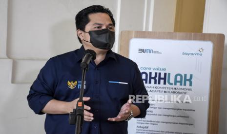 Menteri Badan Usaha Milik Negara (BUMN) Erick Thohir menyampaikan keterangan pers saat kunjungan kerja di PT Bio Farma (Persero), Jalan Pasteur, Kota Bandung, Sabtu (10/7). Dalam kunjungan kerjanya di Bandung, Erick Thohir berkesempatan untuk memantau dan memastikan proses pendistribusian vaksin Covid-19 serta vaksin lainnya di PT Bio Farma terpantau secara baik sekaligus meninjau pelaksanaan vaksinasi Covid-19 di Stasiun Bandung. 