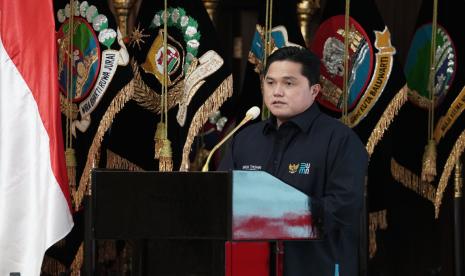 Menteri Badan Usaha Milik Negara (BUMN) Erick Thohir. Komisi Pengawas Persaingan Usaha (KPPU) memberikan penghargaan kepada Kementerian BUMN atas kiprahnya dalam mendukung persaingan usaha yang sehat. 