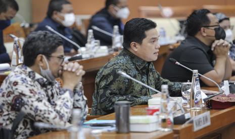 Menteri Badan Usaha Milik Negara (BUMN) Erick Thohir (tengah) bersama Wakil Menteri BUMN I Pahala Nugraha Mansury (kiri) dan Wakil Menteri BUMN II Kartika Wirjoatmodjo (kanan) mengikuti rapat kerja dengan Komisi VI DPR di Kompleks Parlemen, Senayan, Jakarta, Selasa (25/1/2022). Rapat tersebut membahas progres penanganan permasalahan PT. Garuda Indonesia (Persero) Tbk serta progres restrukturisasi BUMN dan holding BUMN.