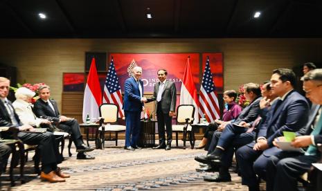 Menteri Badan Usaha Milik Negara (BUMN) Erick Thohir turut mendampingi Presiden Joko Widodo (Jokowi) yang menggelar pertemuan bilateral dengan Presiden Amerika Serikat (AS) Joe Biden di Nusa Dua, Kabupaten Badung, Bali, Senin (14/11/2022). 