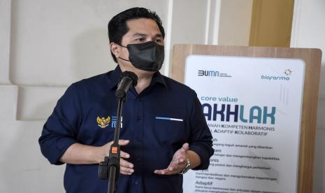 Menteri Badan Usaha Milik Negara (BUMN) Erick Thohir. Sesuai arahan Menteri BUMN Erick Thohir, penggabungan dari enam menjadi tiga BUMN pangan ini merupakan tahap kedua yang harus dilakukan sebagai proses persyaratan pembentukan holding BUMN pangan