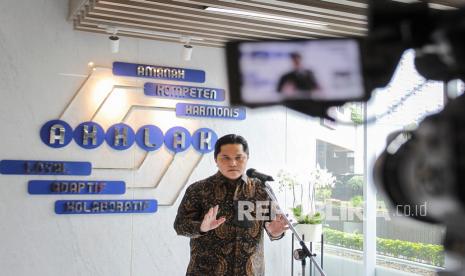 Menteri Badan Usaha Milik Negara (BUMN) Erick Thohir masuk lima besar menteri yang dinilai publik memiliki kinerja terbaik.