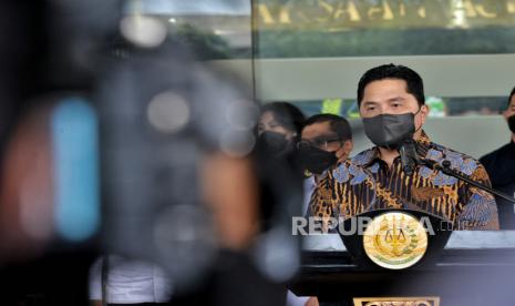 Menteri Badan Usaha Milik Negara (BUMN) Erick Thohir. Kementerian Badan Usaha Milik Negara (Kementerian BUMN) mempercepat transformasi di PT Perusahaan Listrik Negara (Persero). Hal ini disampaikan Erick usai rapat bersama Wakil Menteri BUMN I Pahala Nugraha Mansury, Direksi PLN, dan perwakilan dari Kementerian Energi dan Sumber Daya Mineral, Kementerian Hukum dan Hak Asasi Manusia (Kemhumkam) di kantor Kementerian BUMN, Jakarta, Rabu (18/1).