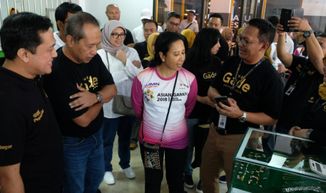 Menteri Badan Usaha Milik Negara (BUMN) Rini M Soemarno singgah di kafe The Gade Coffee and Gold di Pasar Mawar, Ciwaringin, Bogor.