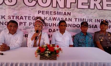 Menteri Badan Usaha Milik Negara (BUMN) Rini M. Soemarno dalam peresmian 16 proyek strategis nasional (PSN) Kawasan Timur Indonesia di Jayapura, Papua, Jumat (24/8). Seluruh proyek ini menyerap anggaran hingga Rp 2,153 triliun.