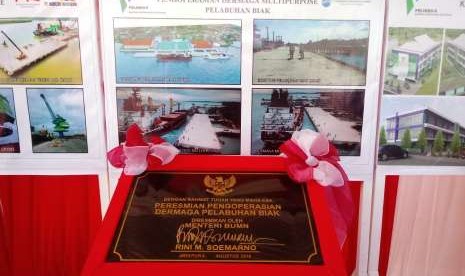 Menteri Badan Usaha Milik Negara (BUMN) Rini M. Soemarno dalam peresmian 16 proyek strategis nasional (PSN) Kawasan Timur Indonesia di Jayapura, Papua, Jumat (24/8). Seluruh proyek ini menyerap anggaran hingga Rp 2,153 triliun.