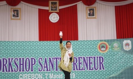  Menteri Badan Usaha Milik Negara (BUMN) Rini Soemarno mengunjungi Pondok Pesantren Buntet di Cirebon, Jawa Barat pada Kamis (7/3).