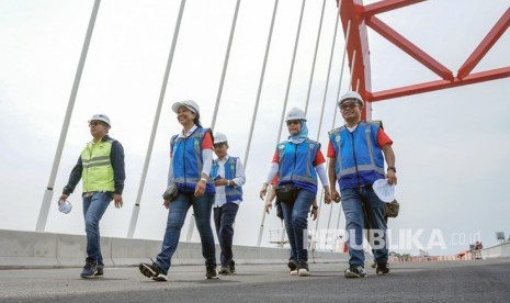 Menteri Badan Usaha Milik Negara (BUMN) Rini Soemarno (kedua kiri) didampingi Direktur Utama PT. Jasa Marga Desi Arryani (kedua kanan) meninjau jalan tol saat Ekspedisi Tembus Tol Trans Jawa di Jembatan Kalikuto, Kabupaten Batang, Jawa Tengah, Senin (12/11/2018). 