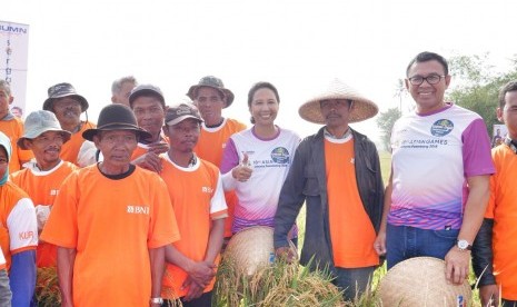 Menteri Badan Usaha Milik Negara (BUMN) Rini Soemarno kembali melaksanakan program Serap Gabah (Sergab) oleh BUMN dalam kunjungan kerjanya ke Garut, Jawa Barat, Senin (21/5). 