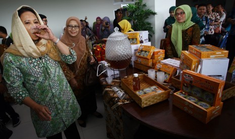 Menteri Badan Usaha Milik Negara (BUMN), Rini Soemarno (kiri) mencicipi sari salak salah satu produk umkm di Yogyakarta.